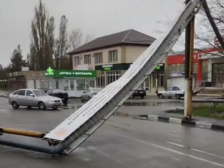 В Джубге ветер снес кровлю на доме культуры