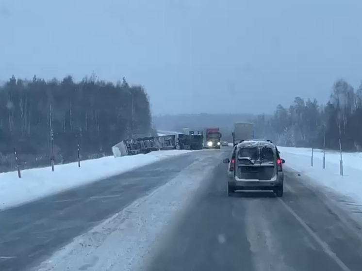 Фура легла на бок под Петрозаводском