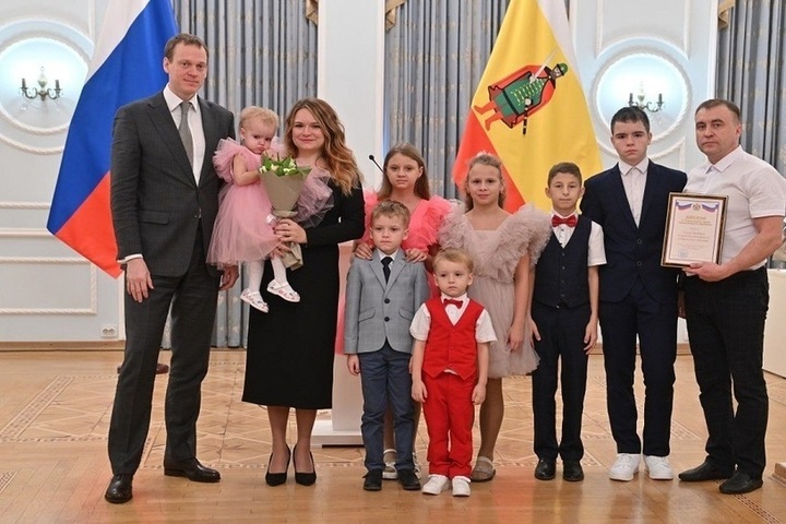 Губернатор Павел Малков наградил рязанок в преддверии Дня матери