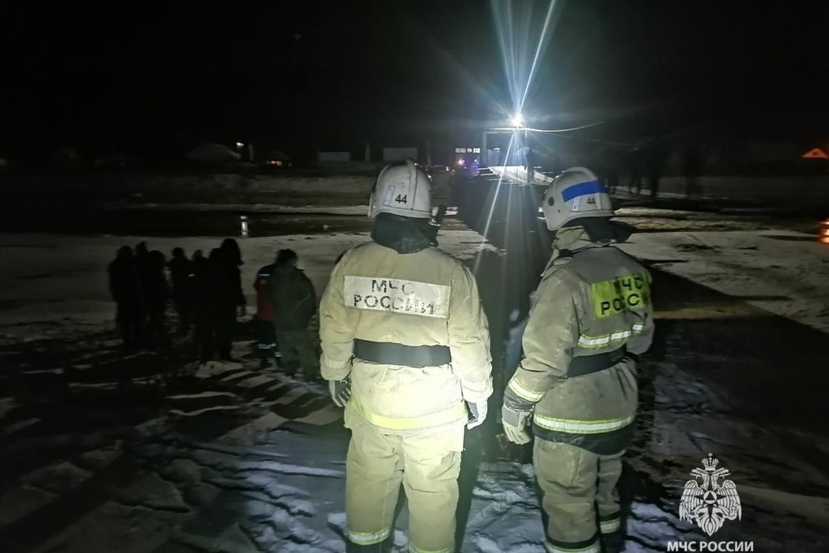 Россиянка и двое детей погибли при падении автомобиля с пешеходного моста