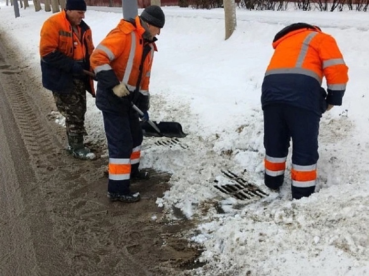 В Туле очищают ливневую канализацию после снегопада