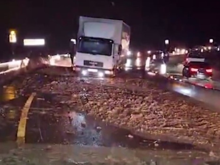 В Краснодаре на дорогу сошел сель и заблокировал грузовик