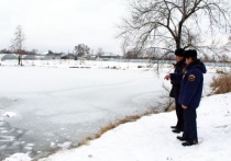 Полицейские спасли двоих мужчин, провалившихся под лед на карьере «Кирпичики» в селе Монастырище Черниговского района