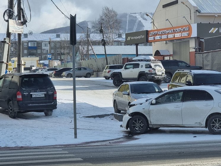 Автомобили жестко столкнулись на заснеженной дороге в Южно-Сахалинске