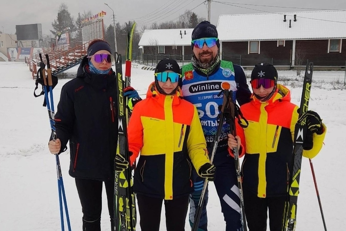 Костромские лыжницы проходят сборы в Сыктывкаре и фотографируются с олимпийским чемпионом