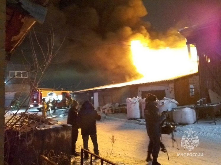 В Красноярске потушили пожар на производстве мебели на Полигонной