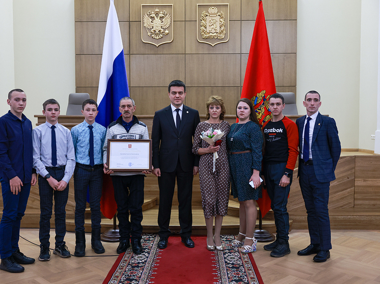 Губернатор Красноярского края наградил мать 10 детей