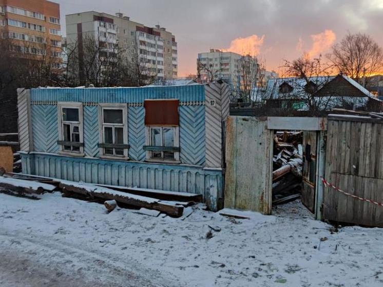 На Псковской улице в Великом Новгороде снесли непригодный для проживания дом