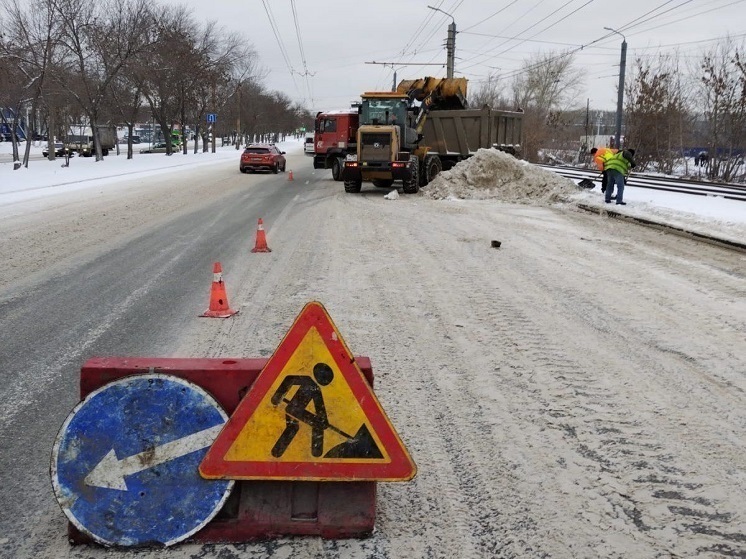 На улицы Челябинска вывели более 200 единиц дорожной техники