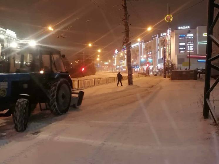 В Мурманске продолжают чистить улицы и дороги от снега