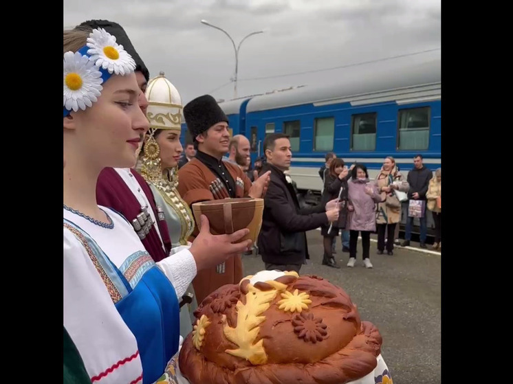 В КЧР прибыл первый туристический поезд «Выходные на Домбае»