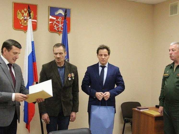 Двух жителей Кольского района наградили медалями «За храбрость»
