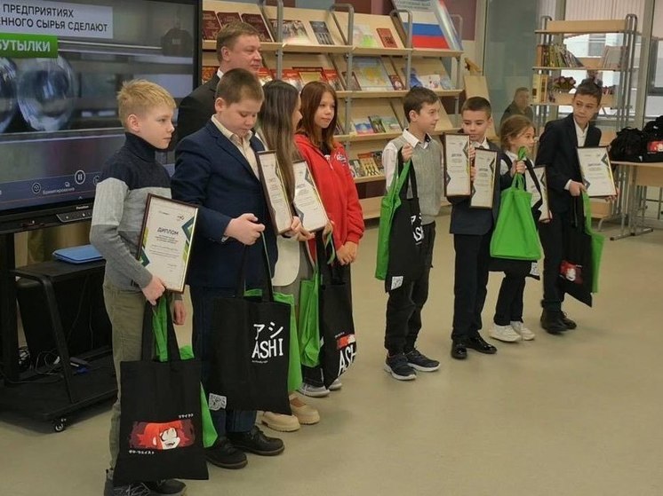 Учащиеся подмосковных школ за сбор вторсырья получили смартфоны