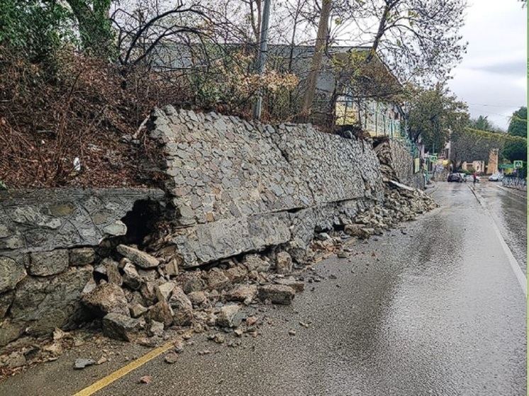  Another retaining wall collapsed on the Crimean highway