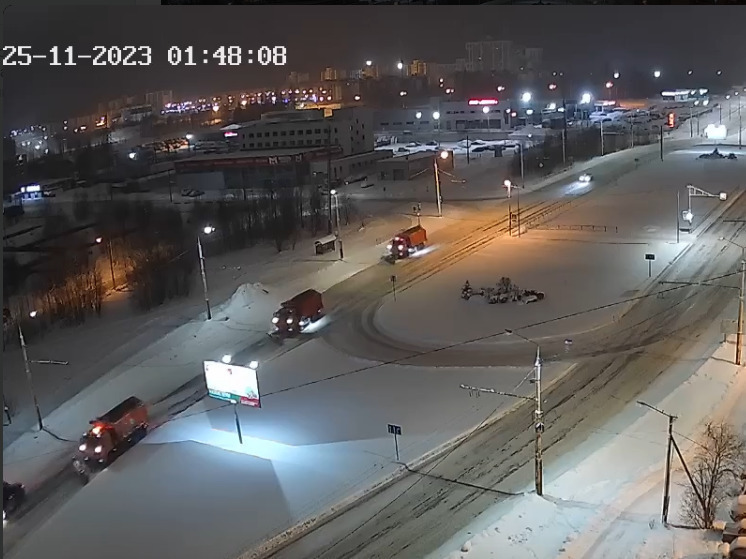 Ночью в Петрозаводске водитель врезался в припаркованный на дороге автомобиль