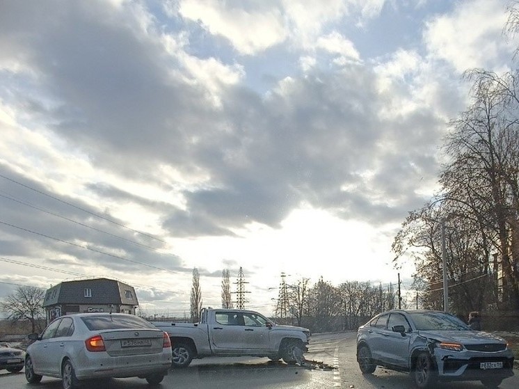 В Курске на Заводской 25 ноября произошло ДТП с тремя автомобилями