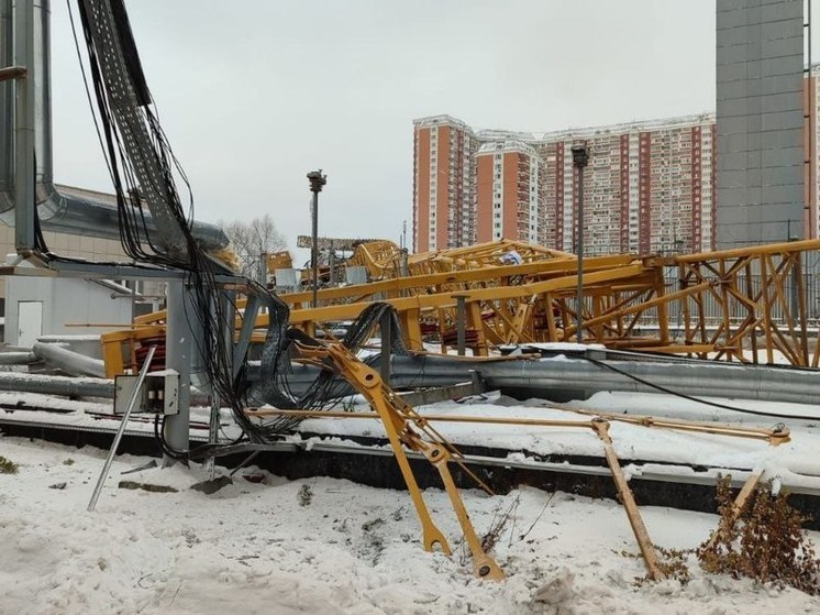 Рабочий пострадал при падении крана в Красногорске