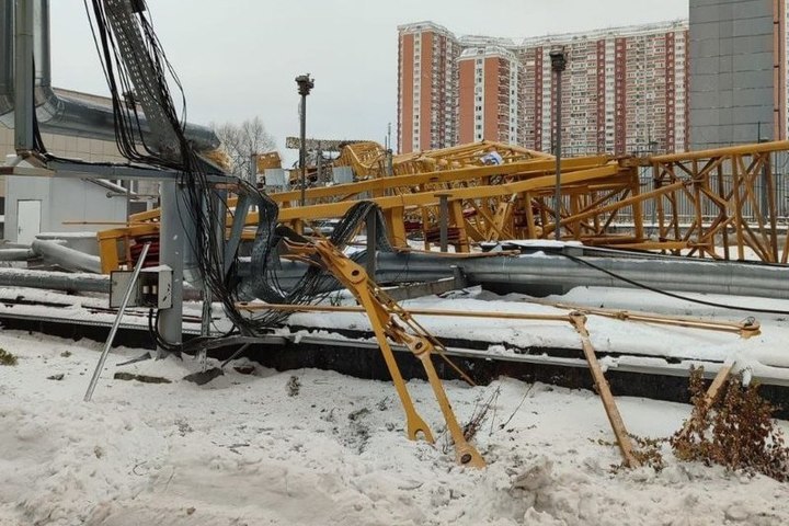 Рабочий пострадал при падении крана в Красногорске