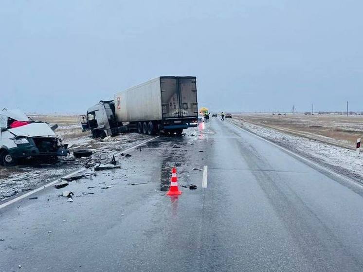 На трассе в Астраханской области в ДТП с грузовиком погибли двое