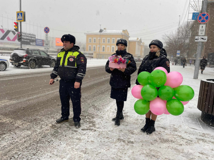Около Консерватории саратовцы увидели ГИБДД-шников с розовыми и зелеными воздушными шариками