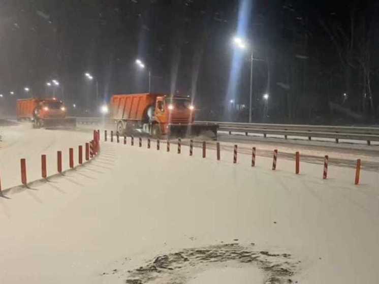 Дорожники Приангарья убирают снег на трассах