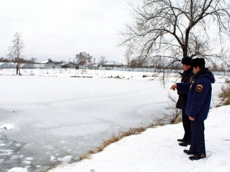 В Приморье под лед провалились двое мужчин, решивших сократить путь