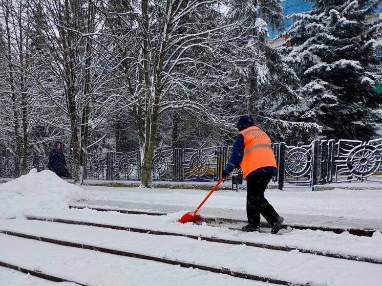 В воскресенье снег в Белгороде убирают около 600 человек и более 100 единиц техники