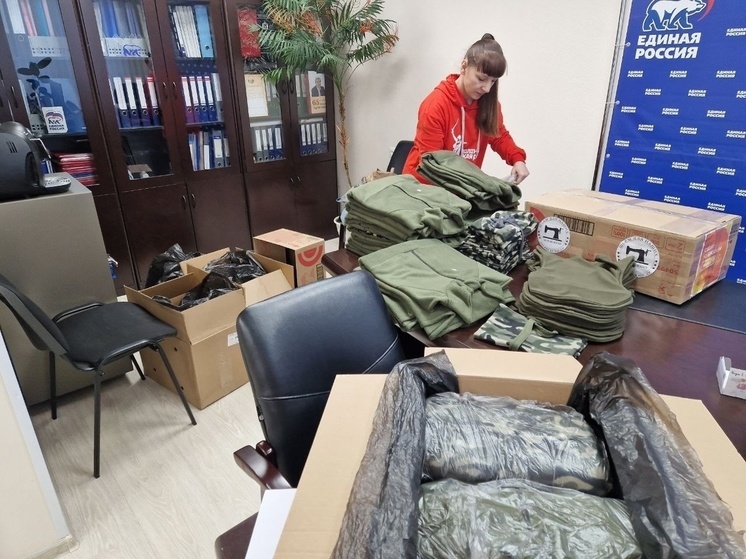Жители Муравленко сшили для бойцов СВО толстовки и балаклавы