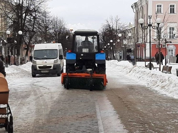 В Пензе продолжают очищать улицы от снега