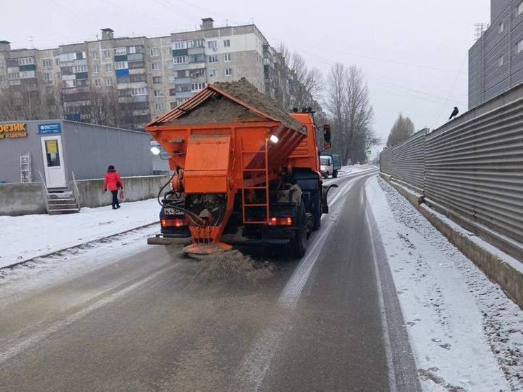 В Курске на борьбу со снегопадом вывели 31 единицу техники