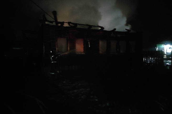 Два человека погибли на пожаре в жилом доме в Шатуре