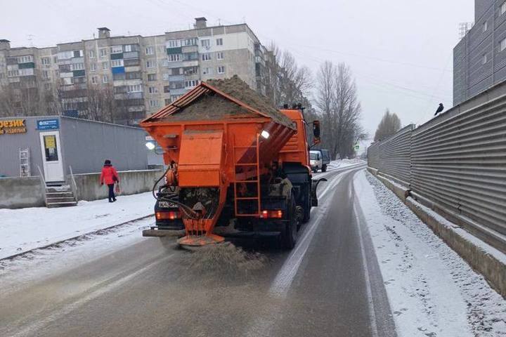В Курске на борьбу со снегопадом вывели 31 единицу техники