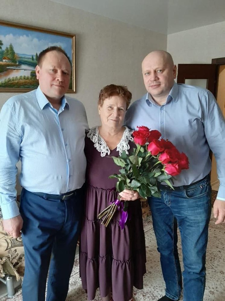 В День матери мэр Омска подарил маме букет красных роз и признался в любви