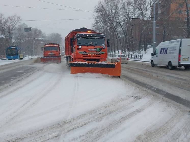 Почти 70 дорожных машин чистят улицы Иркутска