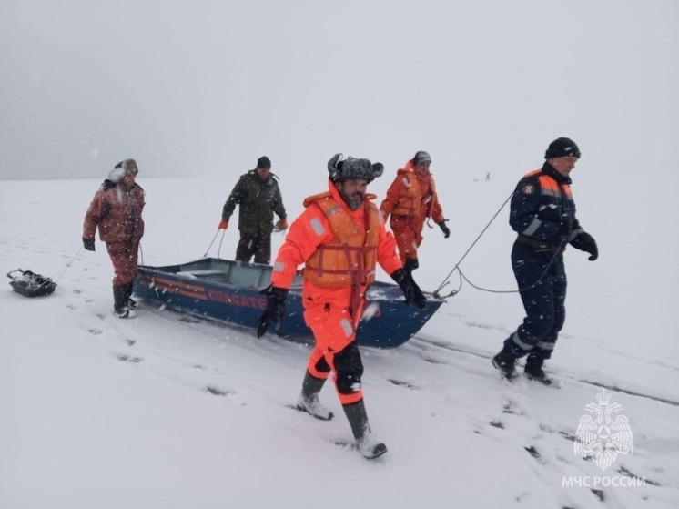 В Новосибирске 9 рыбаков унесло на льдине в Обское море