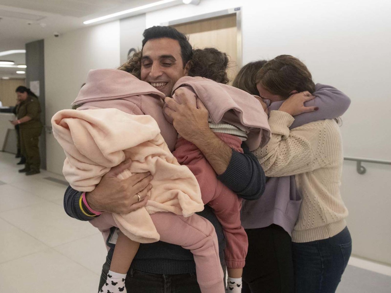 Israel and Hamas exchanged hostages and prisoners: heartbreaking photos of those released