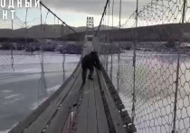 Жители поселка Приисковой Нерчинского района показали, как выглядит дефектный мост через реку Нерча, уголовное дело по которому взял на контроль глава СК России Александр Бастрыкин