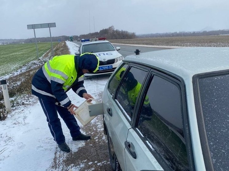 Полицейские в Башкирии пришли на помощь водителю, застрявшему на трассе