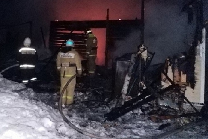 Две бесхозных постройки загорелись субботним вечером в разных районах Псковской области