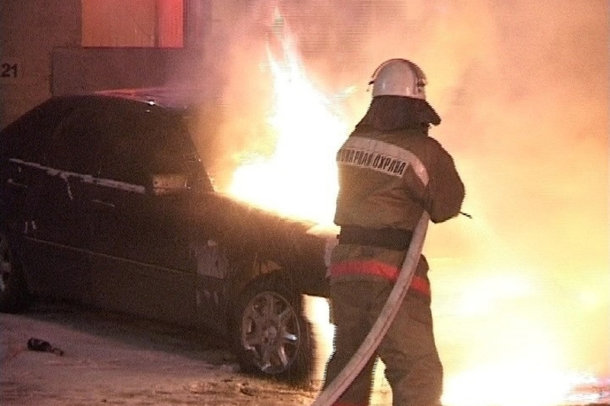 Автомобиль загорелся в Пскове в воскресенье