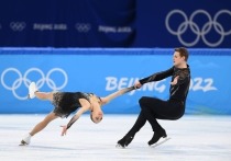 Чемпионы Европы 2020 года Александра Бойкова и Дмитрий Козловский стали победителями заключительного, шестого этапа Гран-при России по фигурному катанию в Москве в соревнованиях спортивных пар.