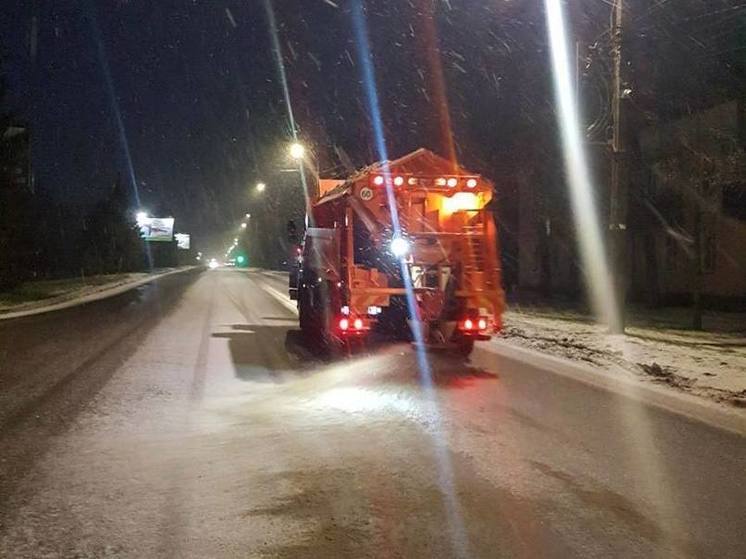 В Курске на ночную расчистку снега вышли почти 40 единиц техники