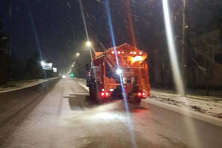 В Курске на ночную расчистку снега вышли почти 40 единиц техники