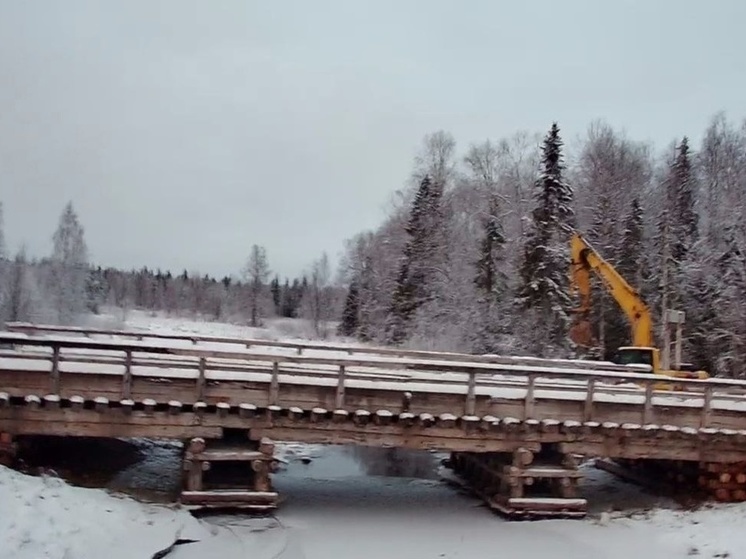 В Няндомском округе ремонтируют мост через реку Шарьгу