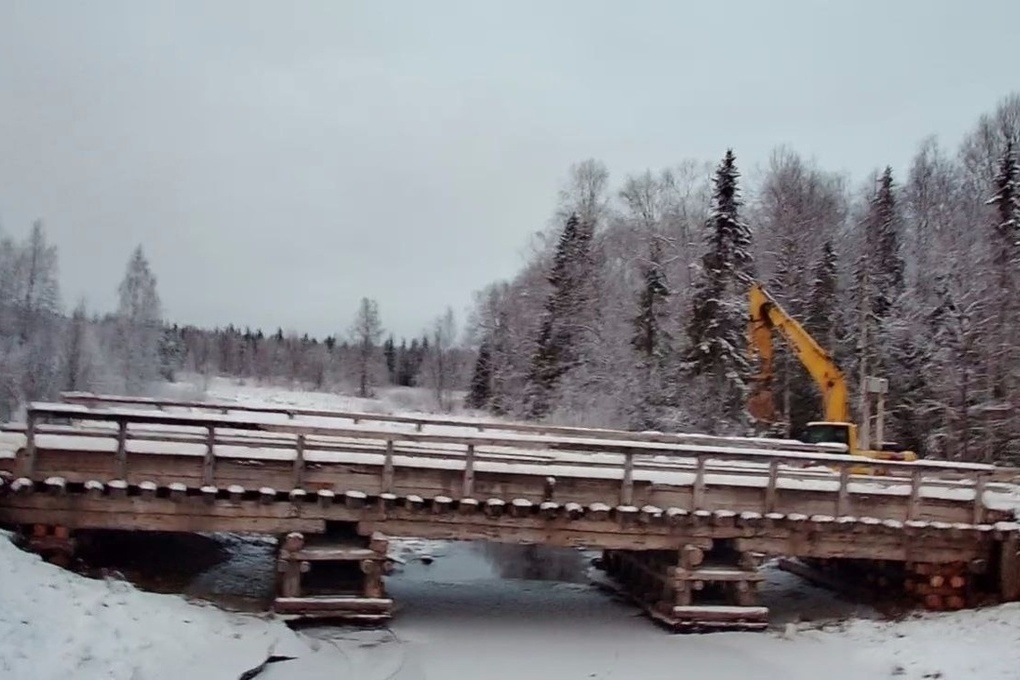 В Няндомском округе ремонтируют мост через реку Шарьгу