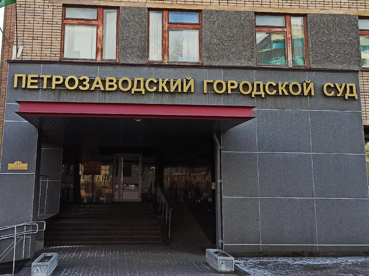 Ударившего сотрудника ДПС водителя взяли под стражу в зале суда Петрозаводска