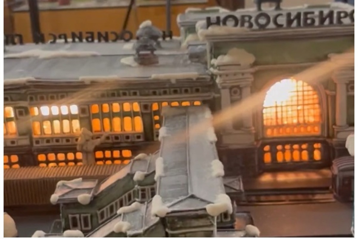 Новосибирские кондитеры за 4 часа сделали съедобный макет вокзала из пряников