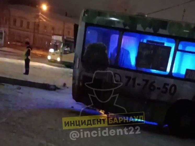 В Барнауле на автобус упал столб
