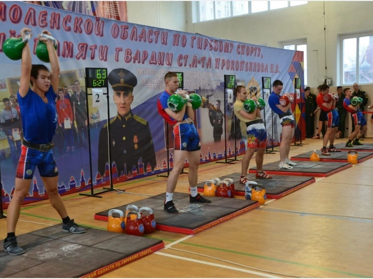 На спортивной базе Военной академии войсковой противовоздушной обороны прошел Чемпионат Смоленска по гиревому спорту