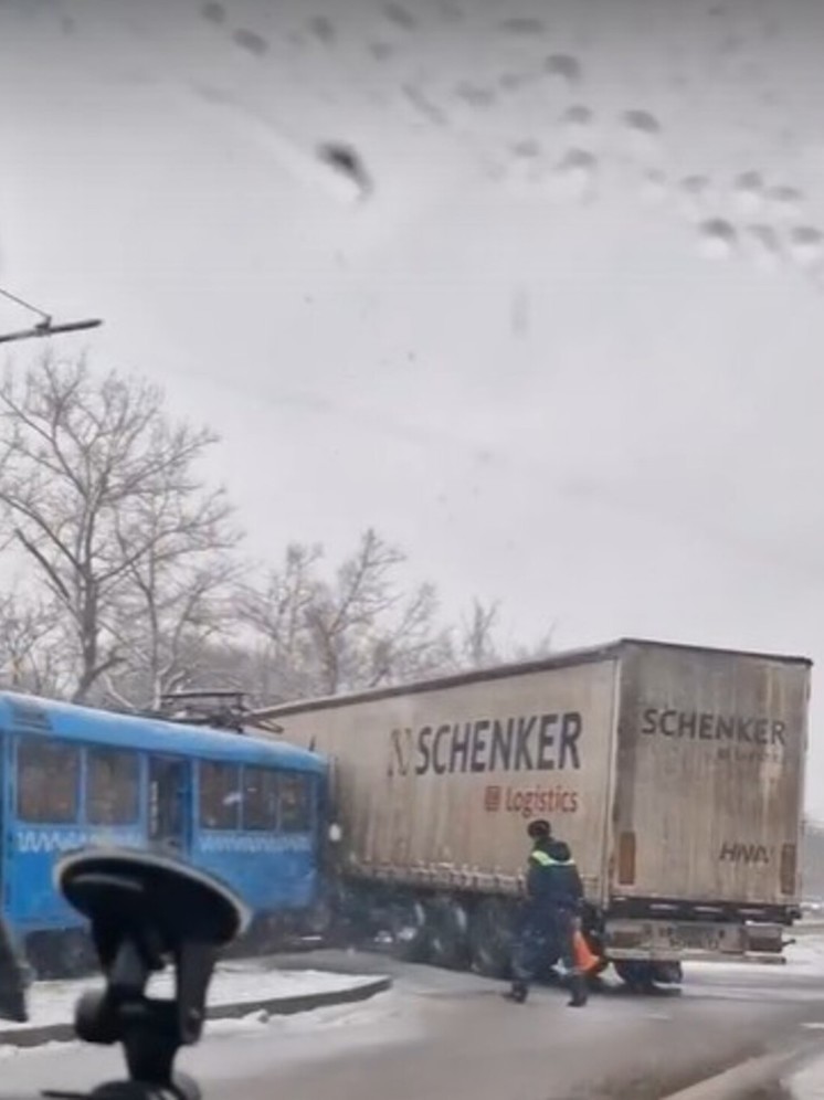 В Курске на улице Энгельса трамвай врезался в многотонный фургон